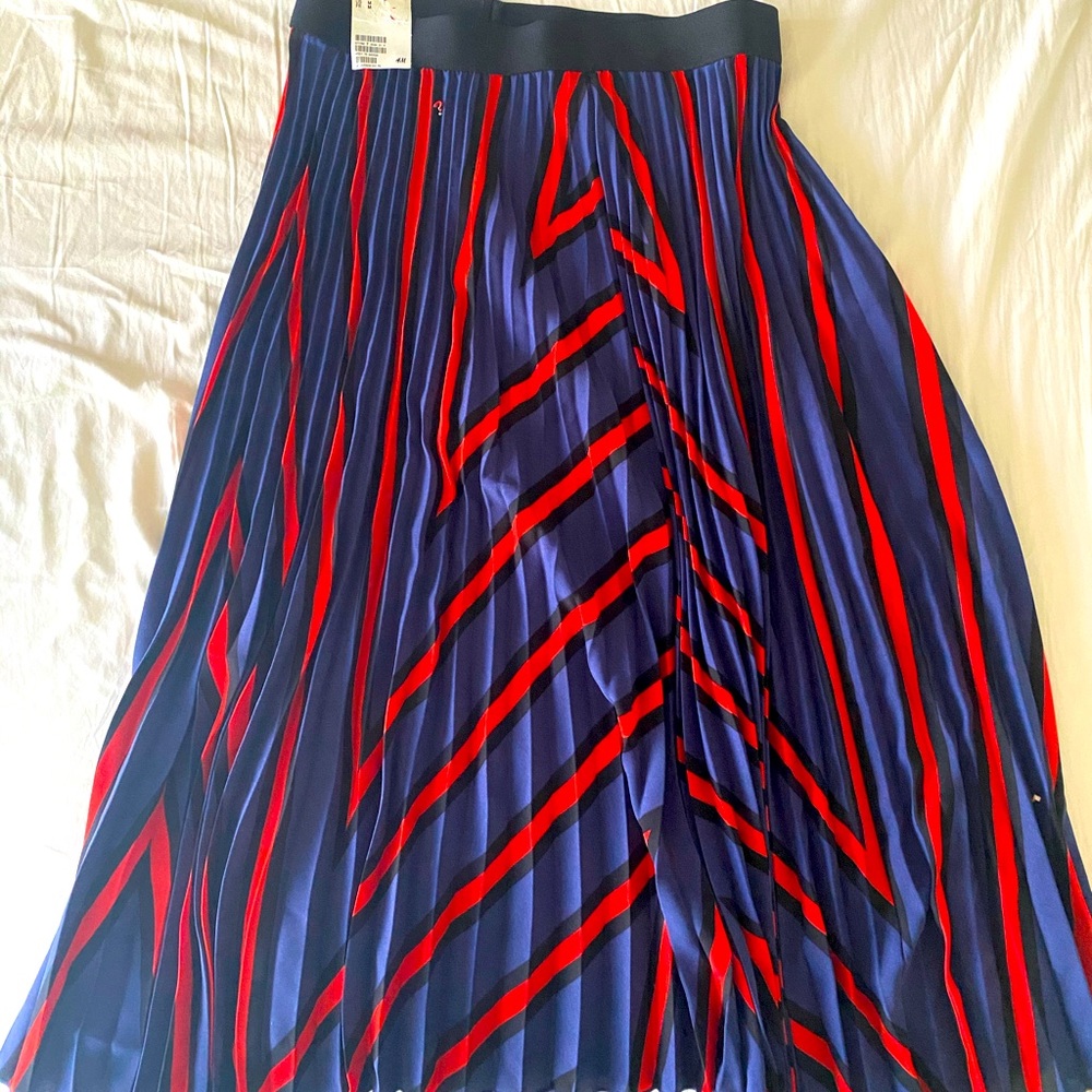 NWT H&M chic midi skirt. Silky and flirty